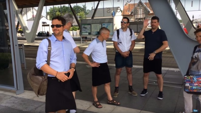 Französische Busfahrer kommen im Rock zur Arbeit – weil sie keine Shorts tragen dürfen