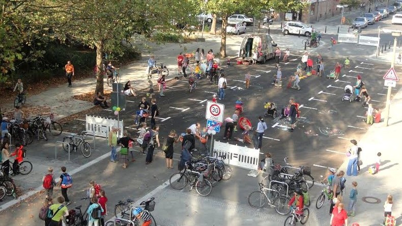 Kinder bekommen Straße in Berlin sechsmal im Jahr zum Spielen