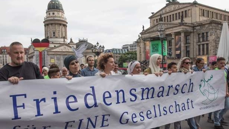 Friedensmarsch von Muslimen in Berlin - Rund 100 Teilnehmer