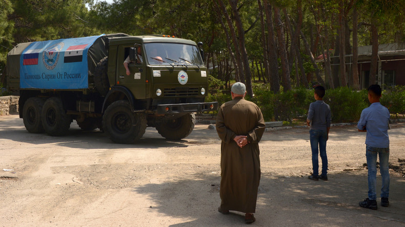 Russische Militärs verteilen Nahrungsmittel unter Dorfbewohnern in Latakia