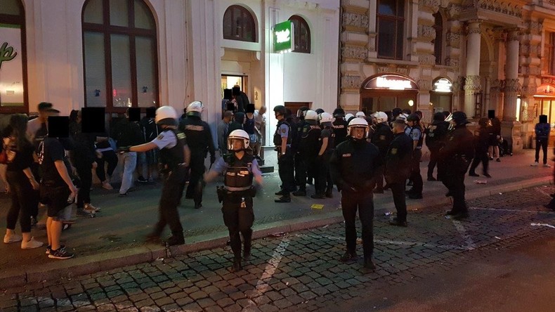 Ausschreitungen in Magdeburg: 15 Polizisten erleiden Verletzungen