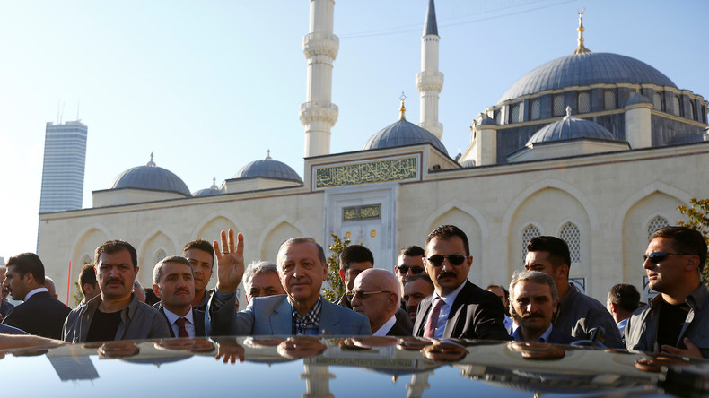 Erdogan erleidet Schwächeanfall in Moschee - Sorge um seinen Gesundheitszustand