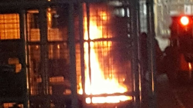 Nach Scheitern von Verhandlungen: Französische Arbeiter legen vor Wut Brand auf Fabriksgelände