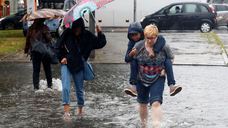 Ausnahmezustand in Berlin - Regenflut bringt Feuerwehr an ihre Grenzen