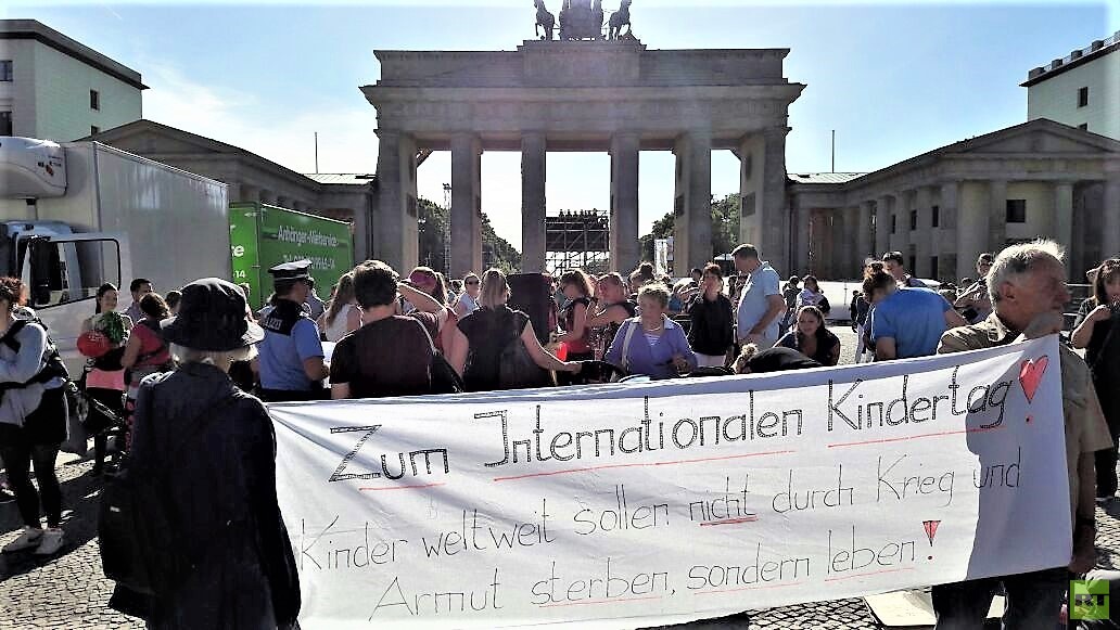 Gedenken an die Kriegsopfer im Donbass am Brandenburger Tor am Internationalen Kindertag