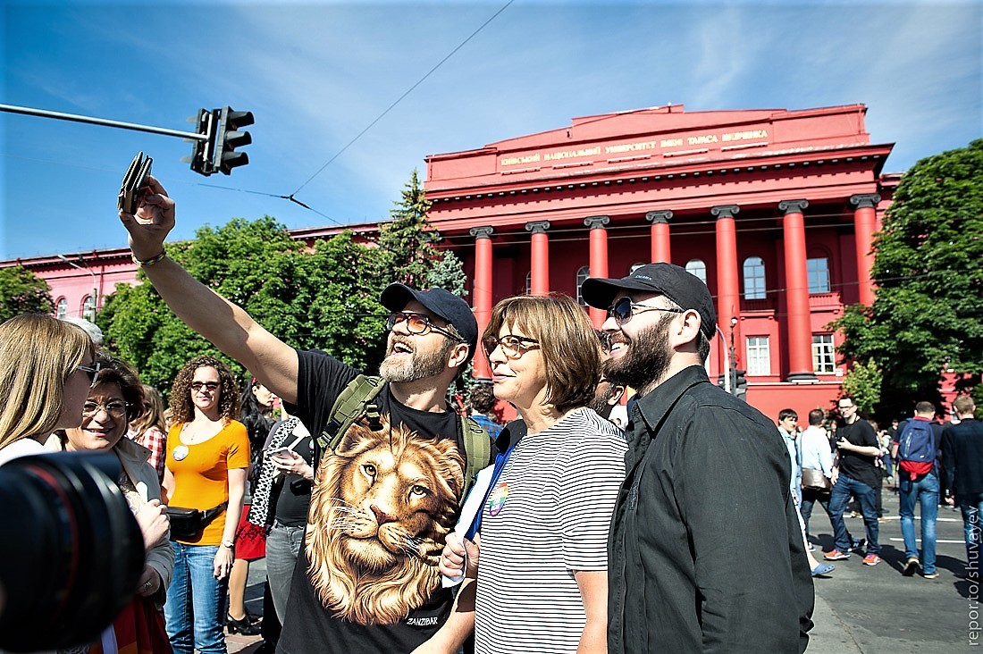 Gay Pride auf Ukrainisch: LGBT-Marsch hinter Polizeikordon in Kiew