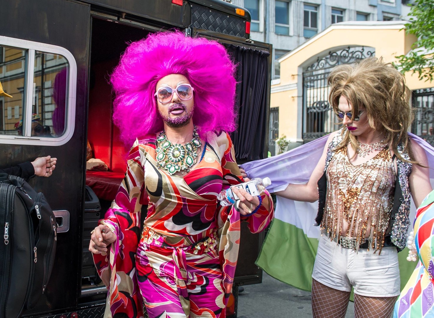 Gay Pride auf Ukrainisch: LGBT-Marsch hinter Polizeikordon in Kiew
