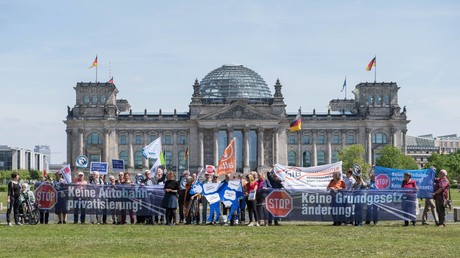 Autobahn-Privatisierung: Bundestag stimmt heute im Schnellverfahren über Grundgesetzänderung ab