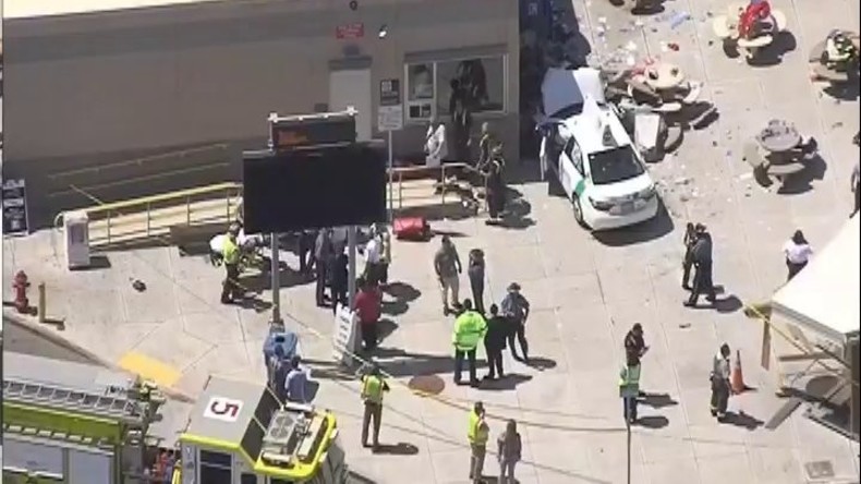 Auto in Boston fährt in Gruppe von Menschen - Verletzte