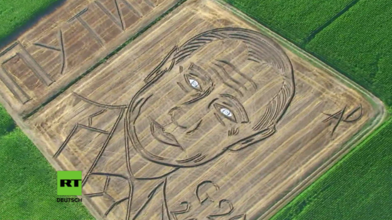 Kornkreis mal anders: Gigantisches Putin-Porträt in Feld gemäht