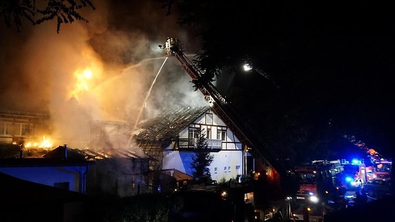 Großbrand in Berliner Ausflugslokal - Löscharbeiten bis zum Morgen