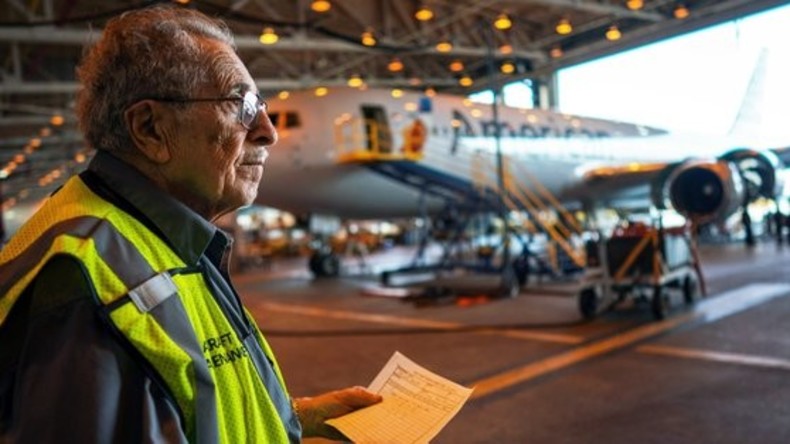 Rekord: 91-Jähriger arbeitet seit 75 Jahren als Flugzeugmechaniker