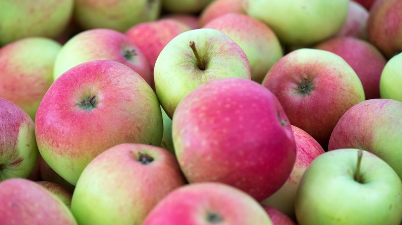 Apfel-Laster kippt auf A27 um - Einsatzkräfte müssen Obst aufsammeln