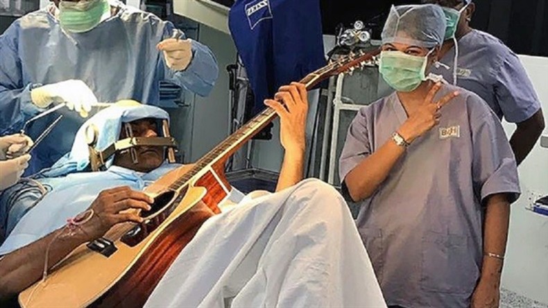 Das etwas andere "Konzert": Inder spielt Gitarre während Gehirn-Operation