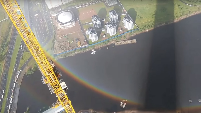 Wolkenkratzerbauer filmen kreisförmigen Regenbogen in Sankt Petersburg