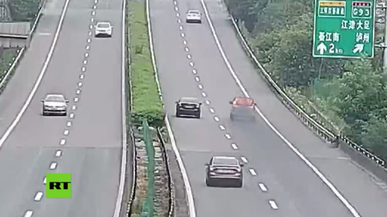 Bizarres Video aus China: Brennender Pick-up rast über Autobahn