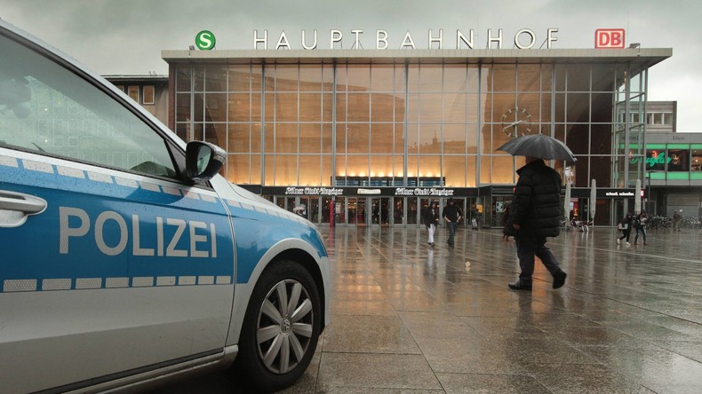 Unbekannter schubst 18-Jährige bei einfahrender U-Bahn