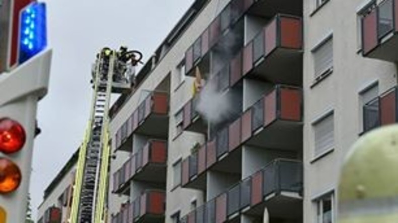 Brennendes Problem gelöst: Münchnerin fackelt störendes Wespennest zusammen mit Balkon ab