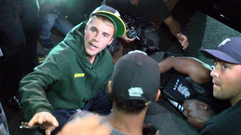Justin Bieber fährt Fotografen mit seinem Pick-up-Truck nach Gottesdienst an