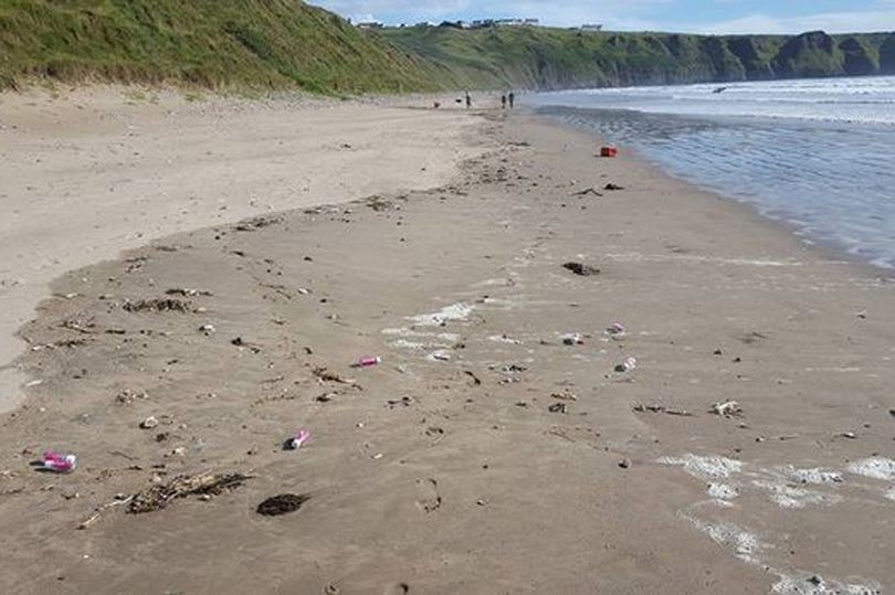 Verwitweter Brite wirft 2.000 Flaschen mit romantischen Briefen ins Meer um Liebe zu finden