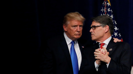 Donald Trump und sein Energieminister Rick Perry im Gespräch während der Veranstaltung 
