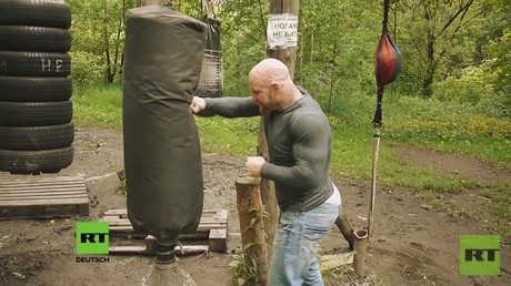 Einmal in Russland: Ein geheimer Sportplatz im russischen Wald für MMA-Kämpfer