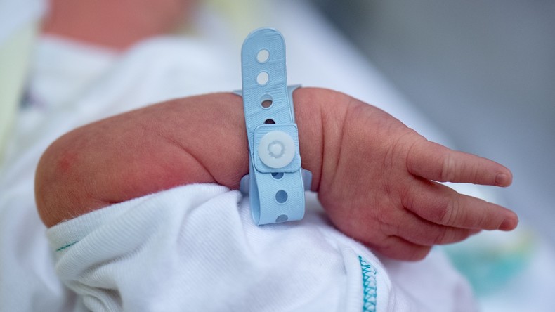 Baby mit Zwilling im Bauch geboren