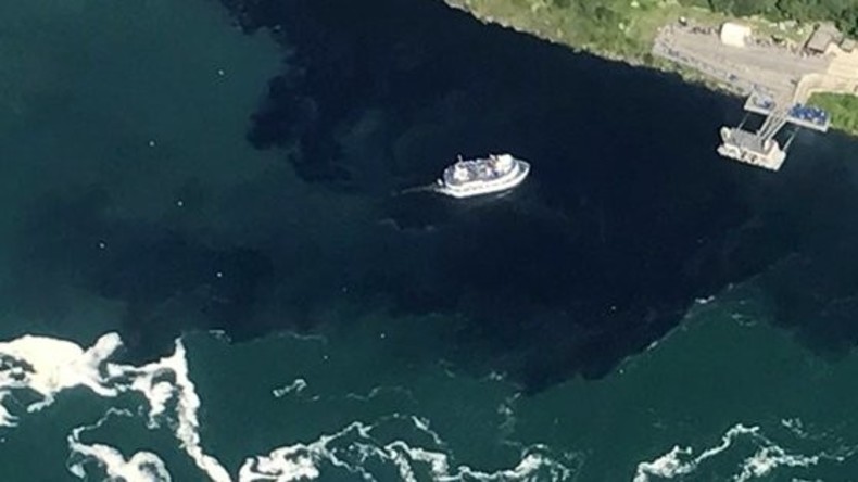 Fahrlässigkeit bei Abwasserreinigung: Niagarafälle verfärben sich tintenschwarz und riechen faul