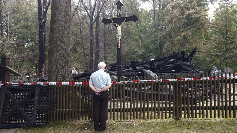 Tschechische Holzkirche aus 16. Jahrhundert niedergebrannt