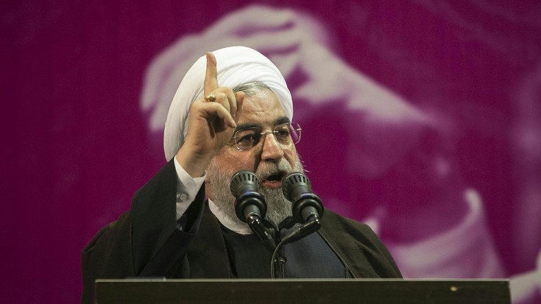 Irans Präsident Hassan Ruhani legt im Parlament Amtseid ab