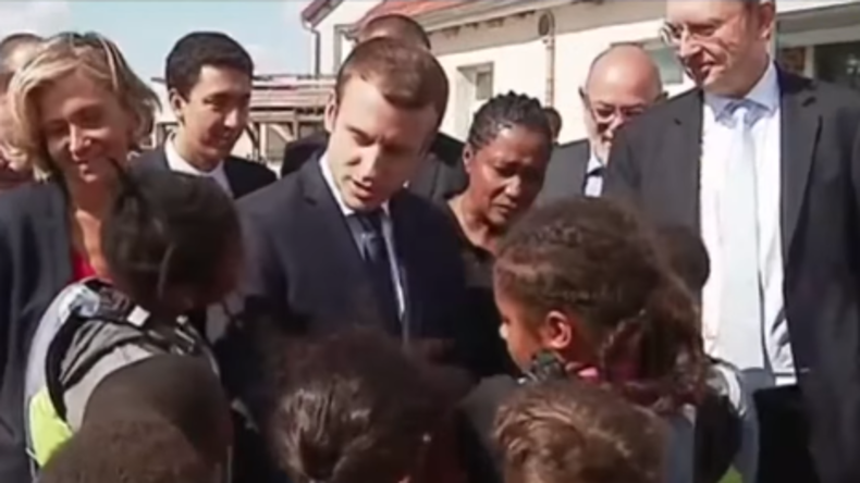 Emmanuel Macron besucht sozial benachteiligte Kinder - und ...