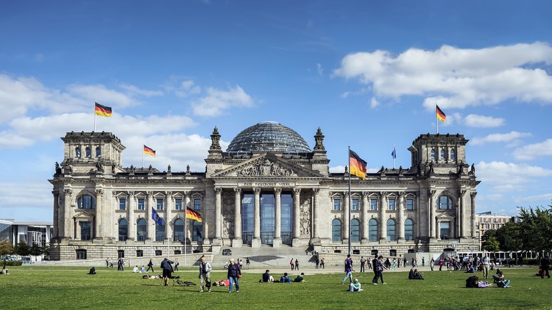Chinesische Touristen posieren mit Hitlergruß vor dem Reichstag und werden festgenommen
