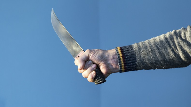 Mann attackiert Frau mit Küchenmesser in Leipzig