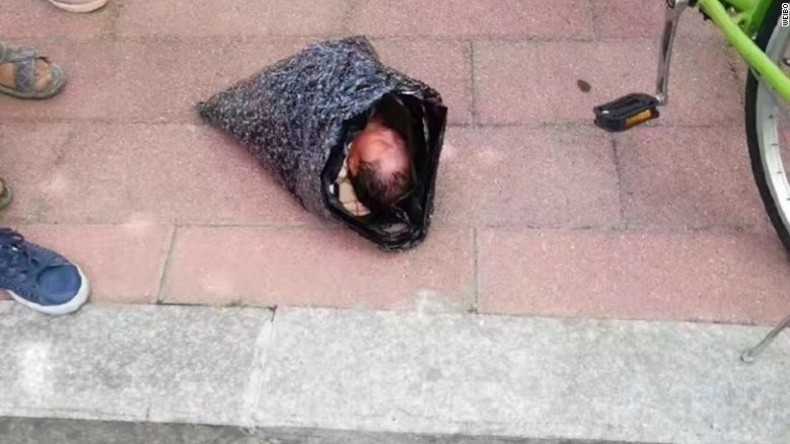 Baby in Plastiktüte: Chinesin schickte ihr Kind mit Kurierdienst in Kinderheim