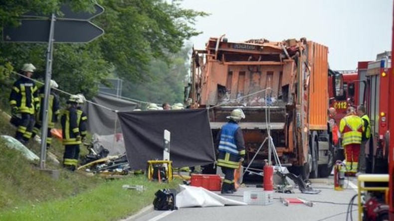 Müllwagen kippt um und tötet fünf Menschen in Auto