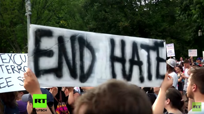 "White Supremacy ist Terrorismus!" - Demonstranten verurteilen vor Weißem Haus Gewalt von Virginia