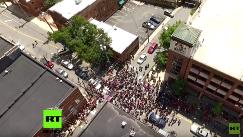Drohnenaufnahme: Moment des Autoangriffs auf Demonstranten in Charlottesville