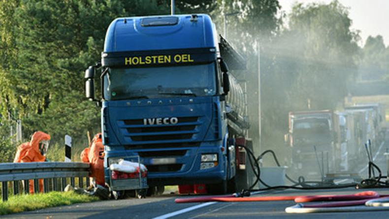 A24 voll gesperrt: LKW verliert Salpetersäure