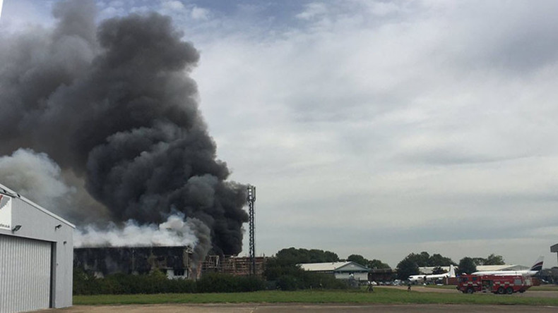 Explosion am London Southend Airport - Schwarzer Rauch über Hangar