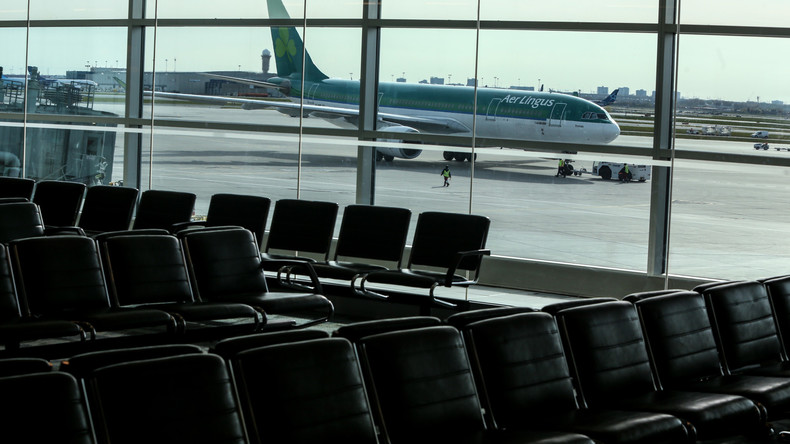 Auf dem Weg nach Disneyland: Touristen mit Micky-Maus-T-Shirts nicht in Flughafen-Lounge gelassen