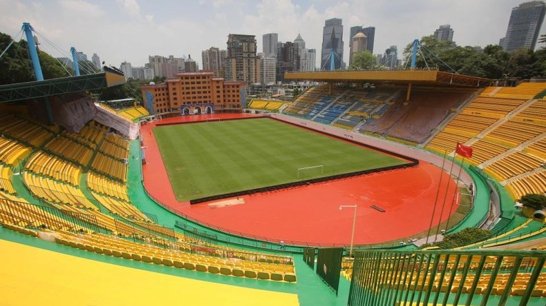 Spieler sind wichtig – Farbe auch: Chinesischer FC lässt Stadion in Gold streichen und siegt