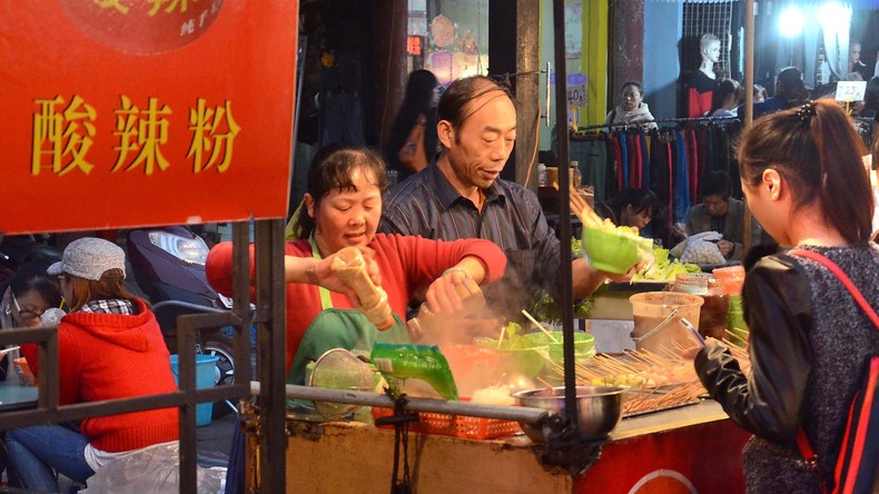 Verliebter Chinese belohnt Passanten mit 5.000 Nudeln-Portionen für gerettete Verlobung