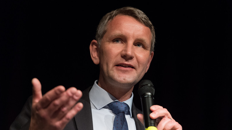 AfD-Anhänger gehen während Kundgebung vor Hagelsturm in Deckung