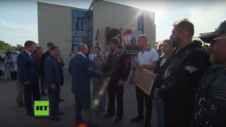 Deutsche Biker übergeben Putin Freundschafts-Gemälde