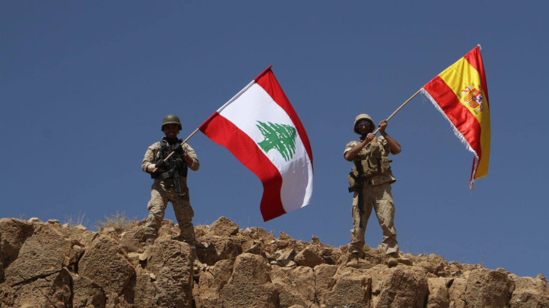 Libanesische Armee überrennt IS-Stellungen und hisst spanische Fahne für Terroropfer