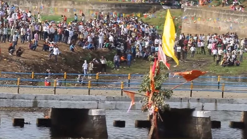 Blutige Tradition: 462 Verletzte bei "Steinkrieg" in Indien