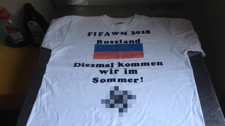 Nazi-Kleidung für Fußballfans: T-Shirts mit Hakenkreuz zur WM 2018 im Internet verfügbar
