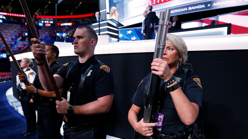 Trump hebt Obamas Verbot militärischer Waffen für US-Polizisten auf