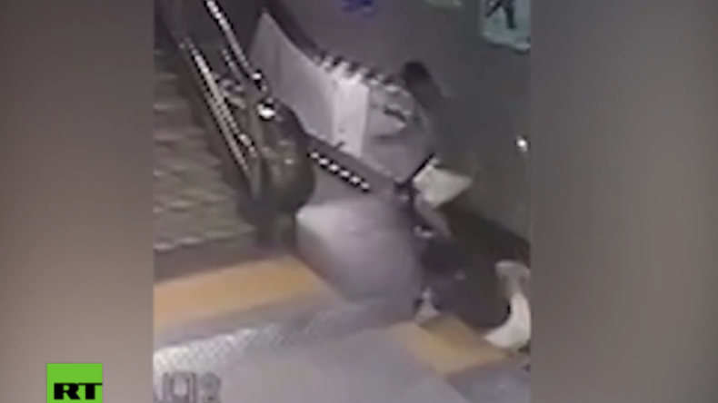 China: Boden vor Rolltreppe stürzt ein und verschlingt Frau