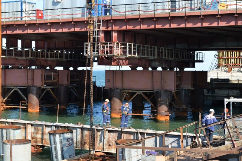 Reportage: Landverbindung nach Russland - Ein Brücke gibt den Menschen auf der Krim Hoffnung
